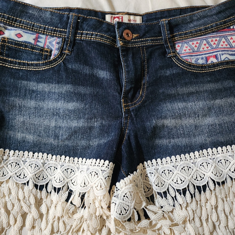 l.e.i. Ashley Lowrise Denim Shorts Junior 5 Blue Excellent Crochet Fringe Boho - Picture 8 of 11
